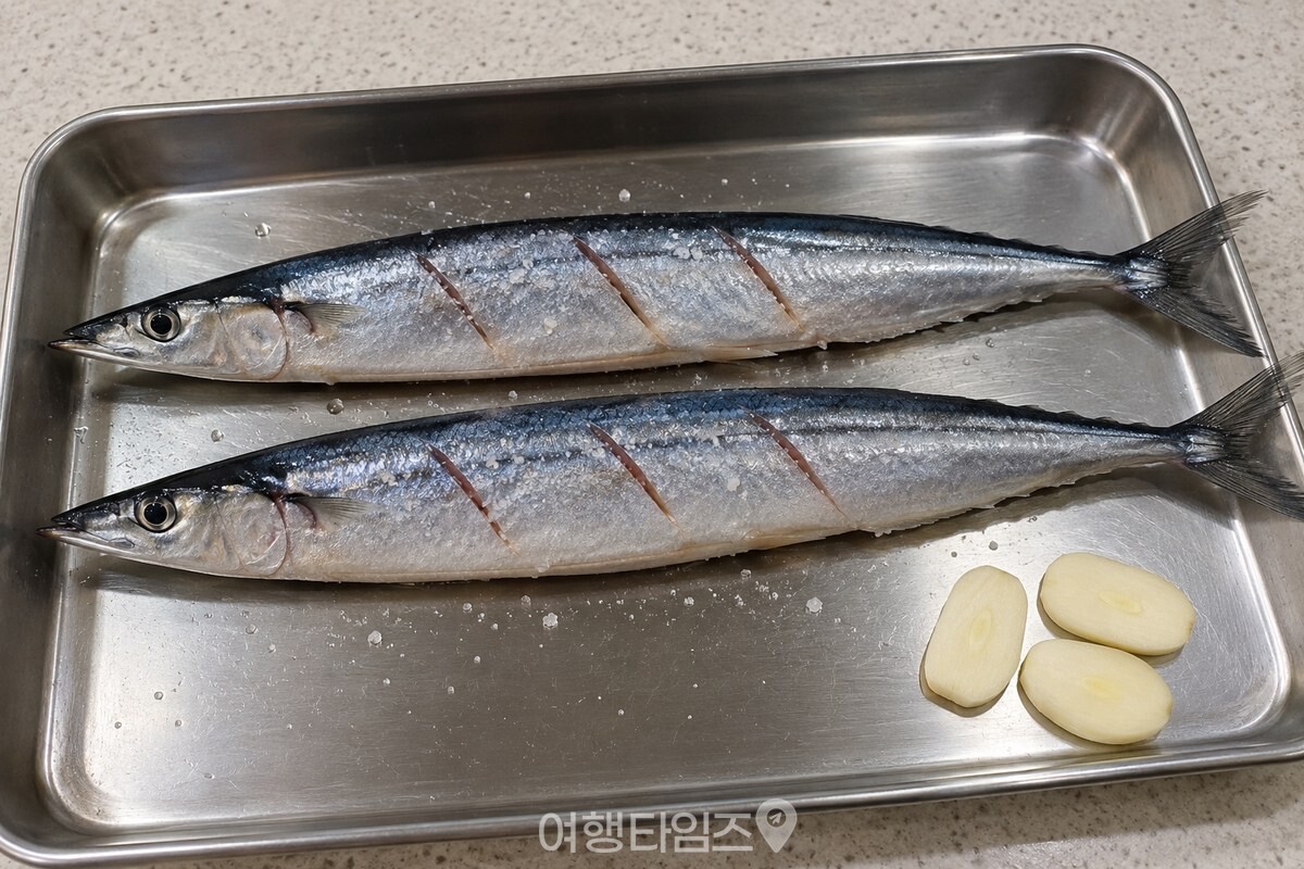 칼집을 낸 꽁치와 두께 있게 썬 편마늘 / 기사 이해를 돕기 위한 생성형 이미지