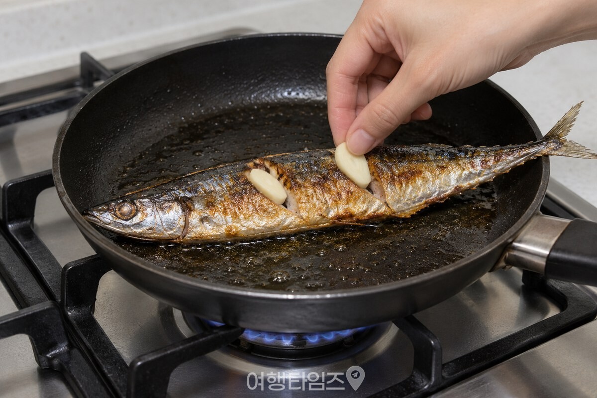 노릇하게 익은 꽁치 칼집에 꽂은 편마늘 / 기사 이해를 돕기 위한 생성형 이미지