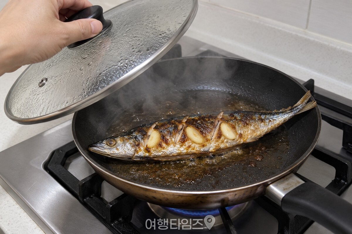 덮개를 비스듬히 열어 김이 빠지는 꽁치구이 팬 / 기사 이해를 돕기 위한 생성형 이미지