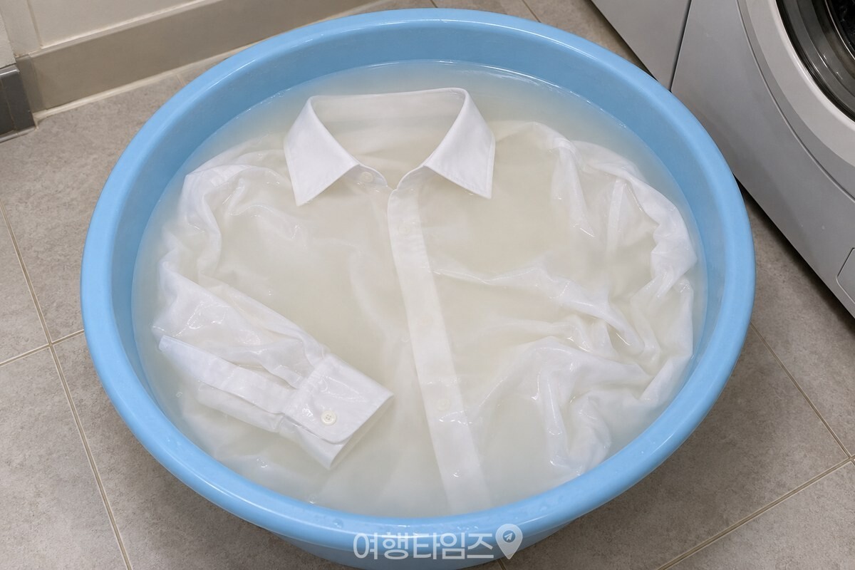 뿌연 쌀뜨물에 흰 와이셔츠를 담가 둔 모습 / 기사 이해를 돕기 위한 생성형 이미지