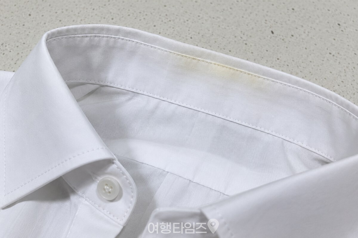 깃 안쪽에 옅은 누런 자국이 남은 흰 와이셔츠 / 기사 이해를 돕기 위한 생성형 이미지