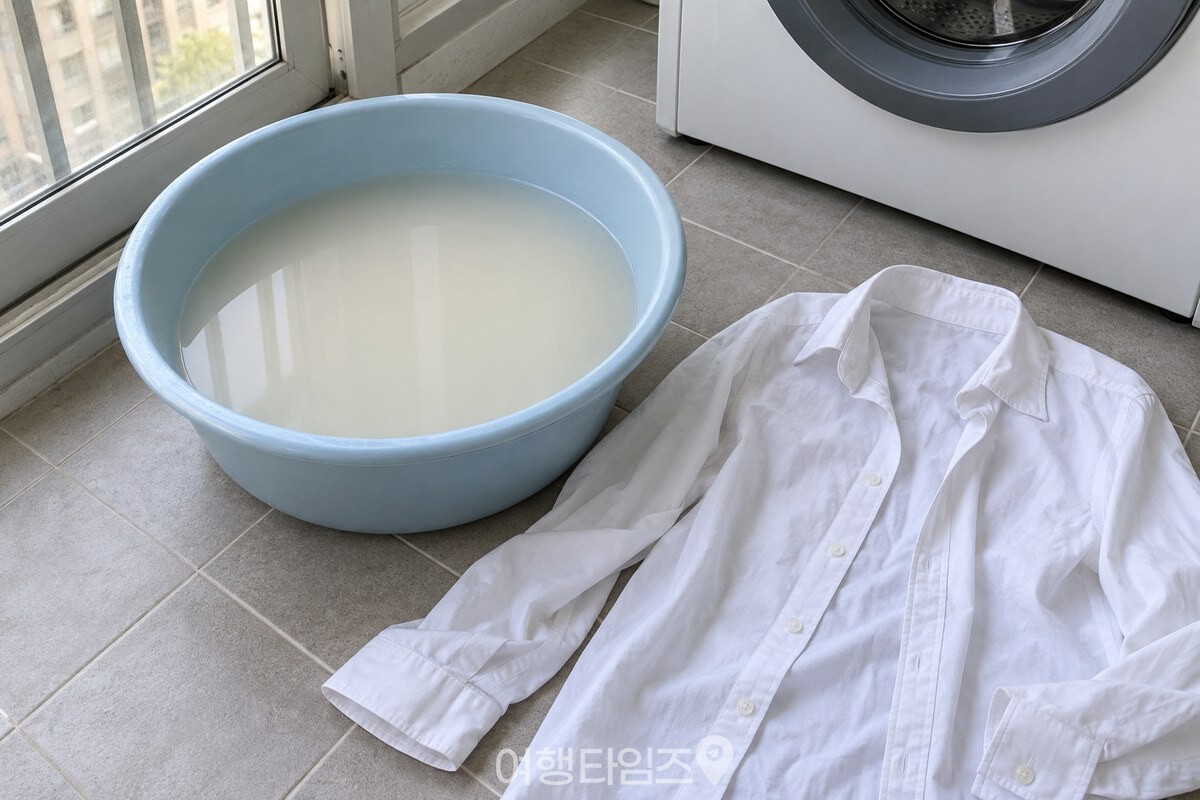 대야에 받은 쌀뜨물과 펼쳐 둔 흰 와이셔츠 / 기사 이해를 돕기 위한 생성형 이미지