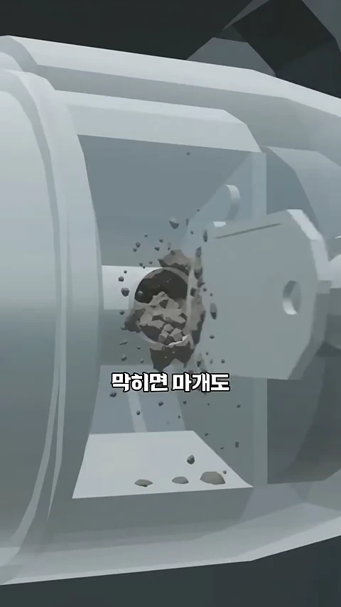 창틀 물구멍 부품 내부에 먼지와 이물질이 끼어 있는 모습을 보여주는 3D 그래픽 영상 프레임