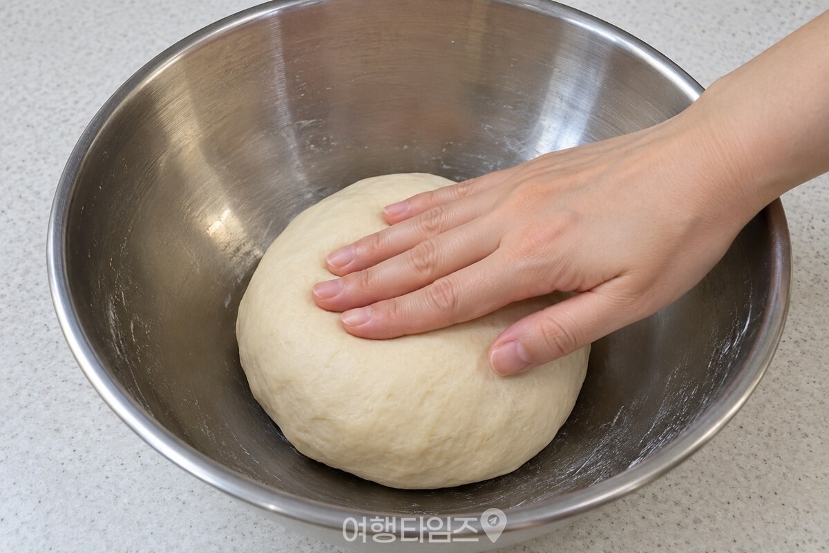 따뜻한 물로 말랑하게 뭉친 수제비 반죽 / 기사 이해를 돕기 위한 생성형 이미지