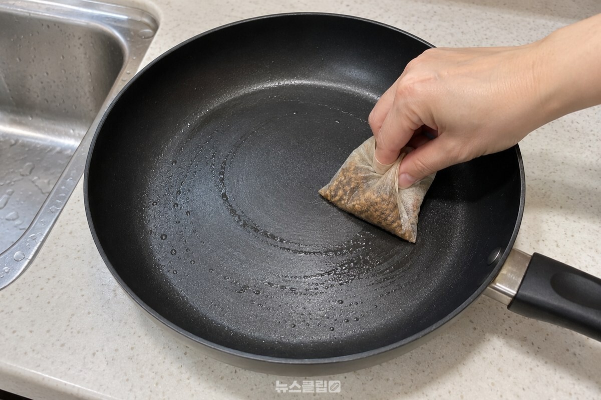 식힌 프라이팬 가장자리에서 가운데로 티백을 문지르는 모습 / 기사 이해를 돕기 위한 생성형 이미지