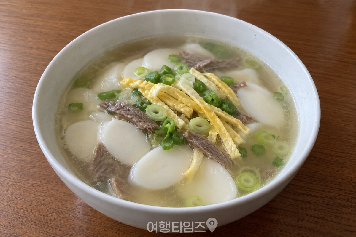 김이 오르는 떡국 국물에 말랑한 떡국떡이 담긴 그릇 / 기사 이해를 돕기 위한 생성형 이미지