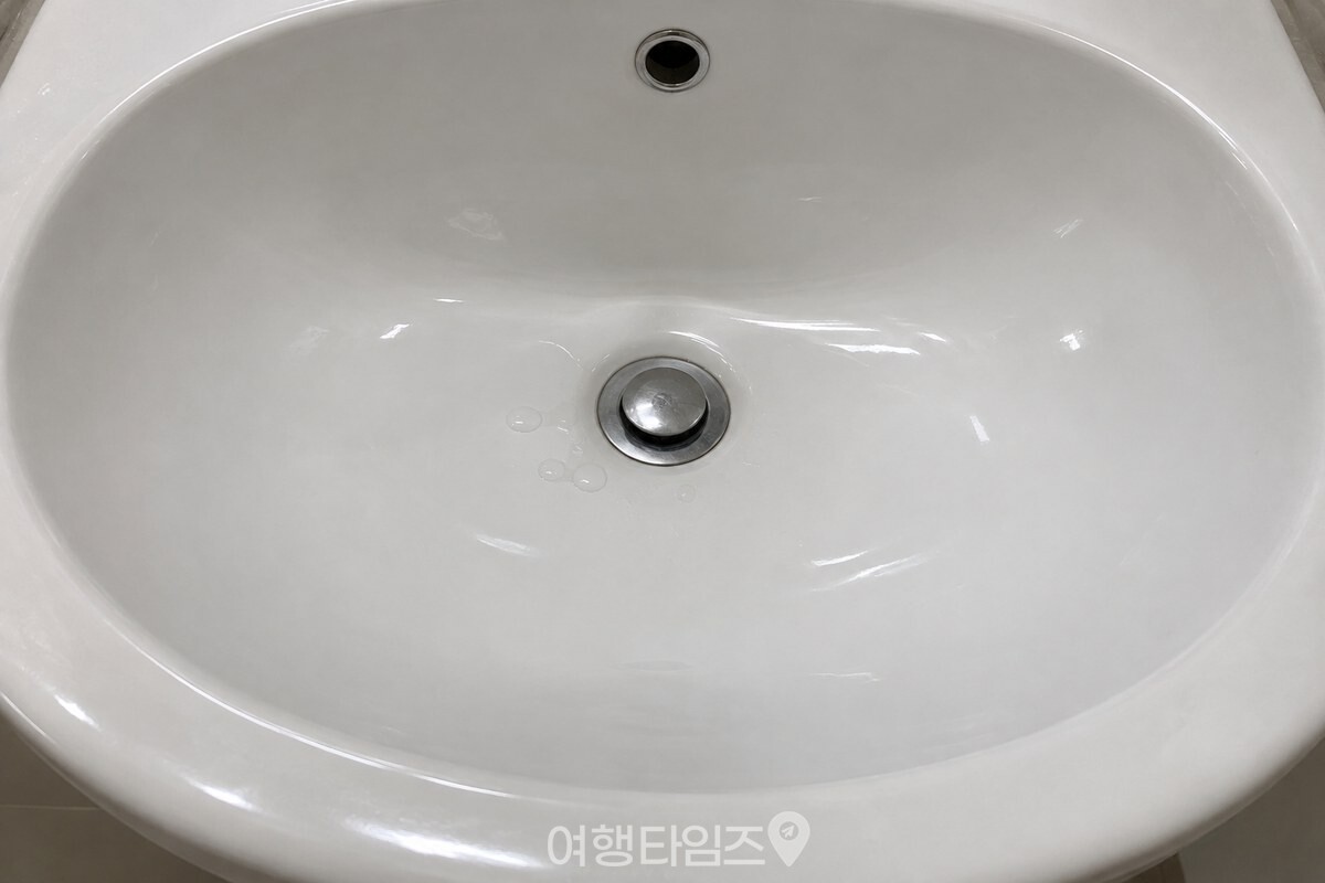 세면대 배수구 주변에 옅게 남은 물방울 자국 / 기사 이해를 돕기 위한 생성형 이미지