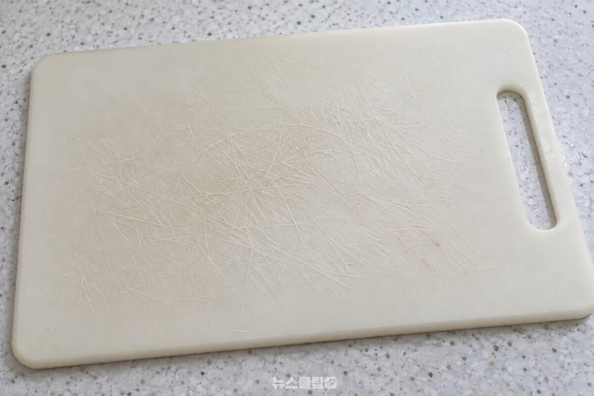 칼자국이 보이는 마른 플라스틱 도마 표면 / 기사 이해를 돕기 위한 생성형 이미지