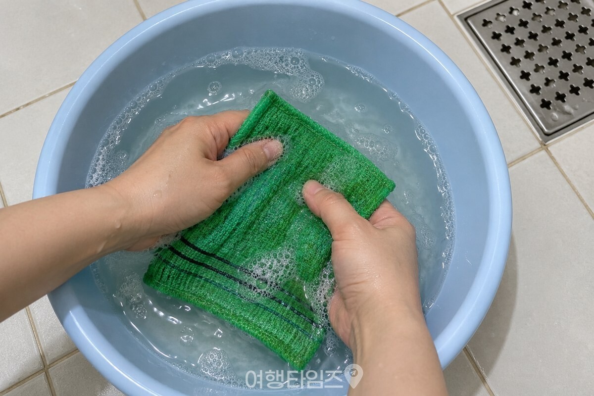 미지근한 물에 세제를 풀어 주무르는 때수건 / 기사 이해를 돕기 위한 생성형 이미지