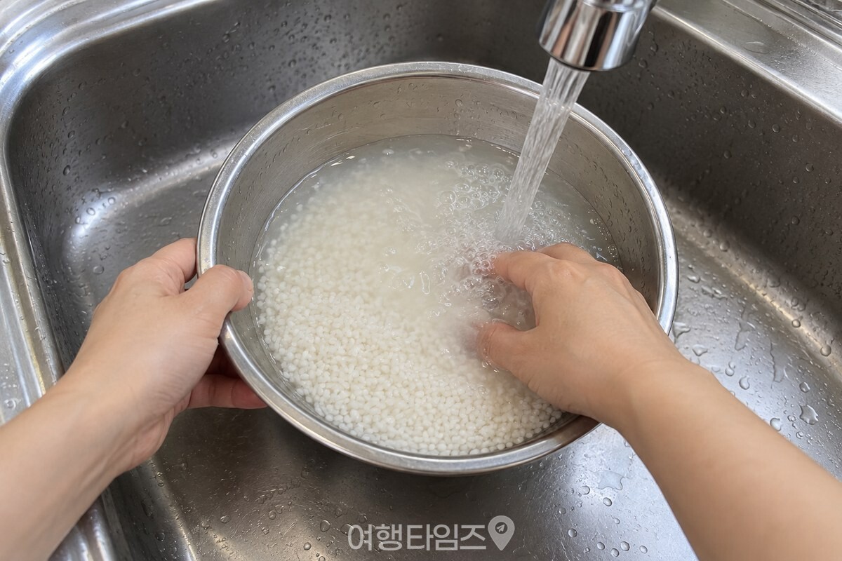 세 번째 쌀뜨물을 받는 스테인리스 볼 / 기사 이해를 돕기 위한 생성형 이미지