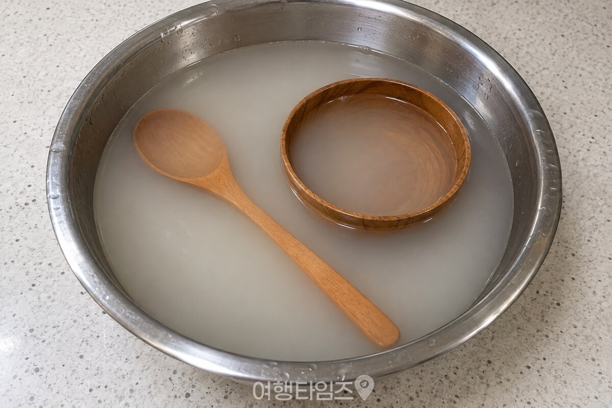 세 번째 쌀뜨물에 담근 나무 숟가락과 나무 그릇 / 기사 이해를 돕기 위한 생성형 이미지