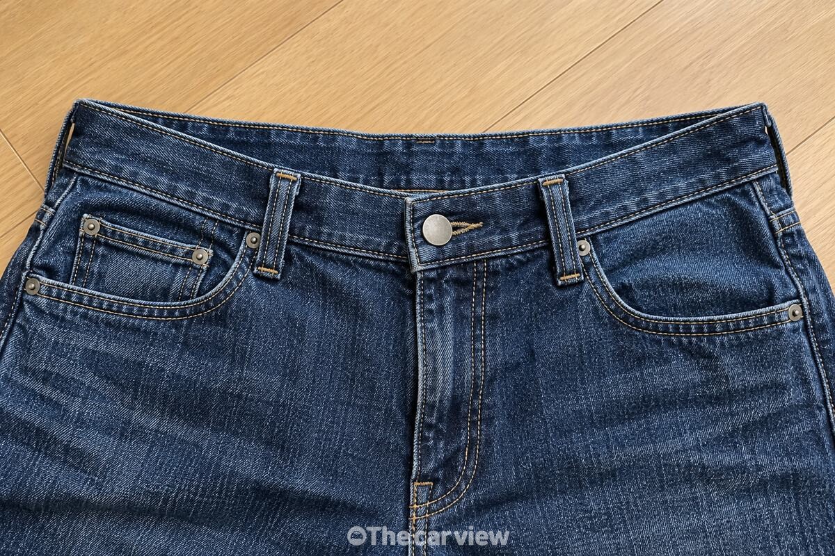 마른 청바지 허리의 촘촘한 박음질과 벨트고리 / 기사 이해를 돕기 위한 생성형 이미지