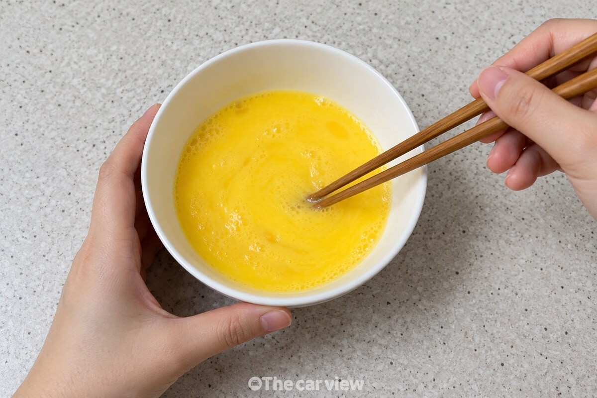 달걀을 젓가락으로 고르게 푼 작은 그릇 / 기사 이해를 돕기 위한 생성형 이미지
