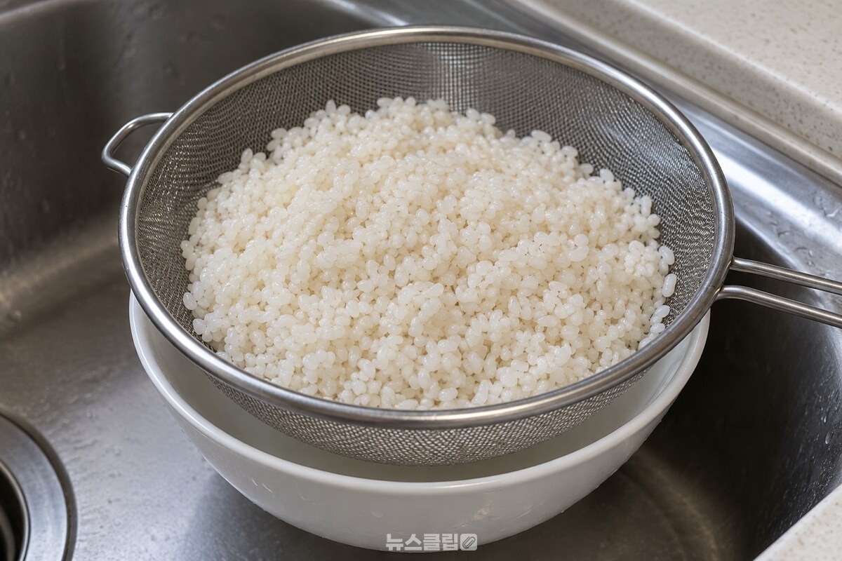 불린 쌀과 찹쌀의 물기를 체에 뺀 모습 / 기사 이해를 돕기 위한 생성형 이미지