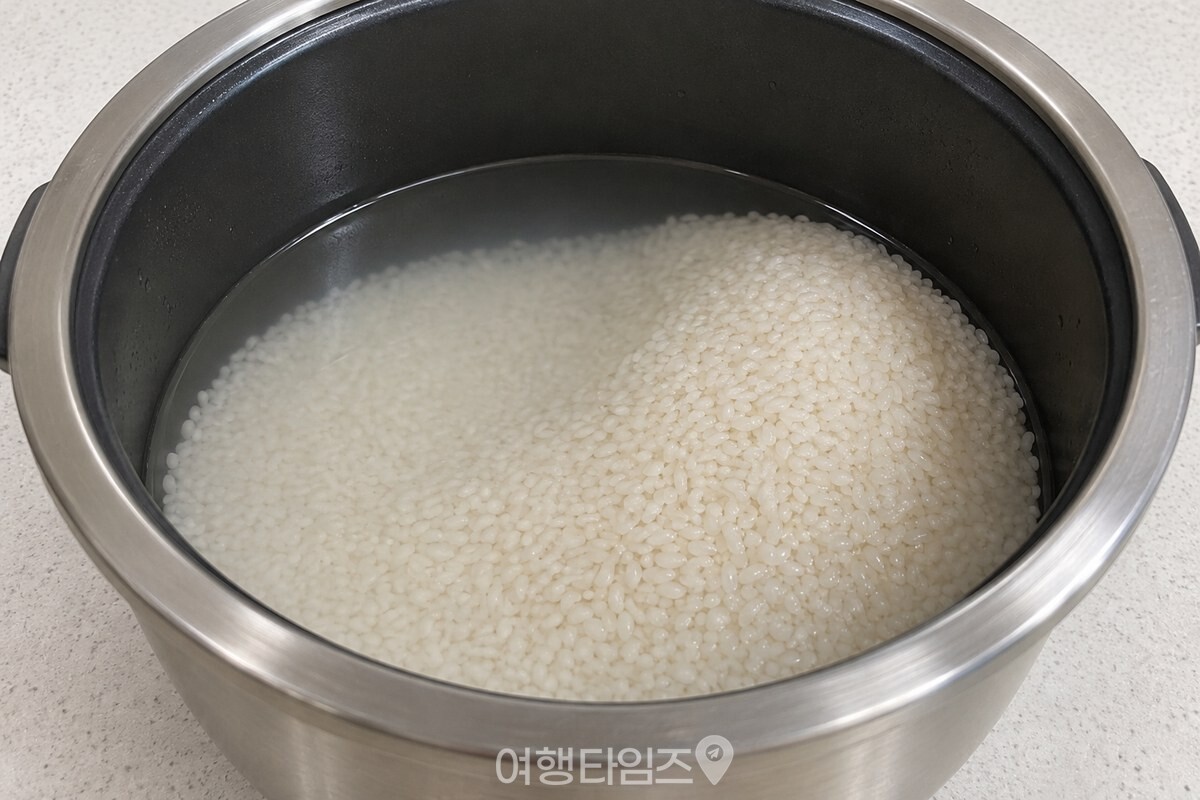 낮은 쪽과 높은 쪽의 물 높이가 보이는 내솥 속 쌀 / 기사 이해를 돕기 위한 생성형 이미지
