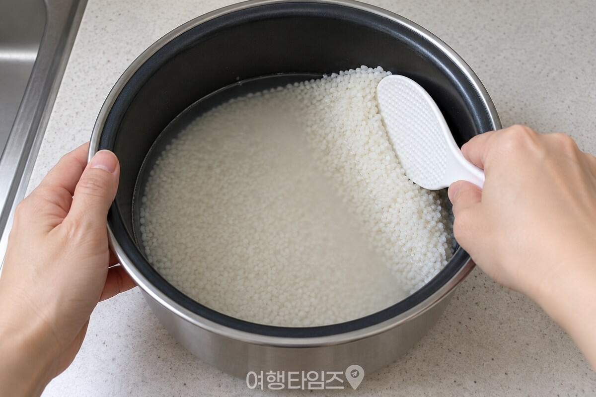 밥주걱으로 한쪽 쌀을 30~40도 경사로 다지는 손 / 기사 이해를 돕기 위한 생성형 이미지