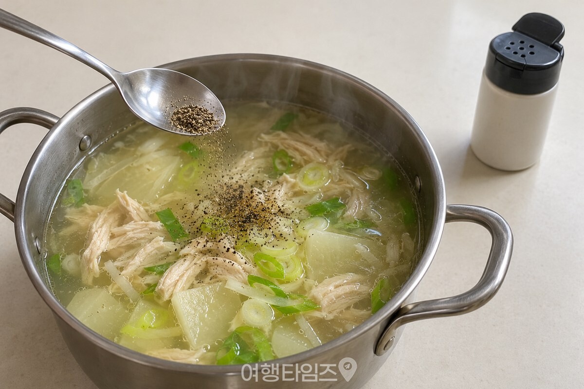 갓 끓인 국 위에 후춧가루를 더하는 모습 / 기사 이해를 돕기 위한 생성형 이미지