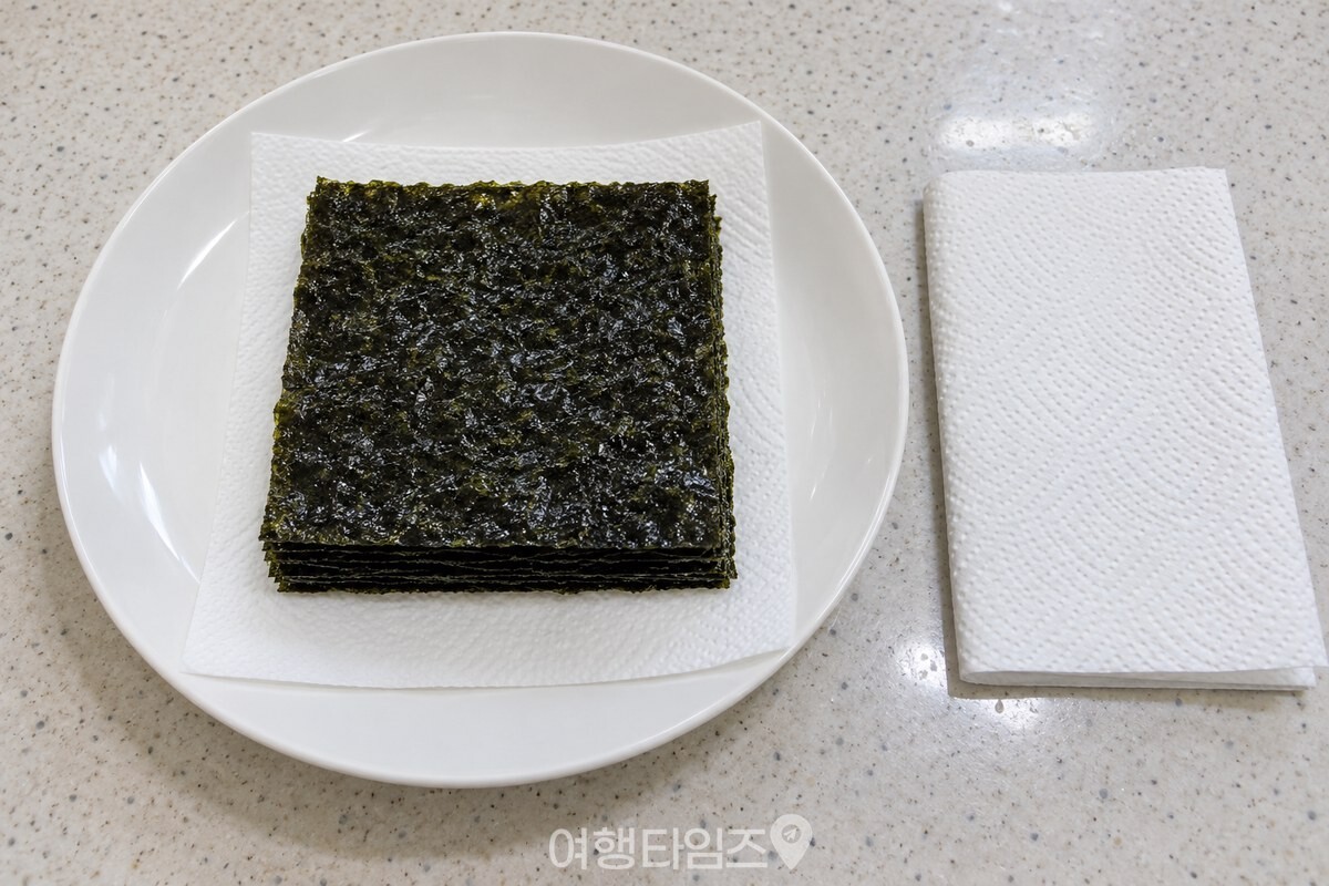 넓은 흰 접시와 키친타월 위에 놓은 마른 김 / 기사 이해를 돕기 위한 생성형 이미지