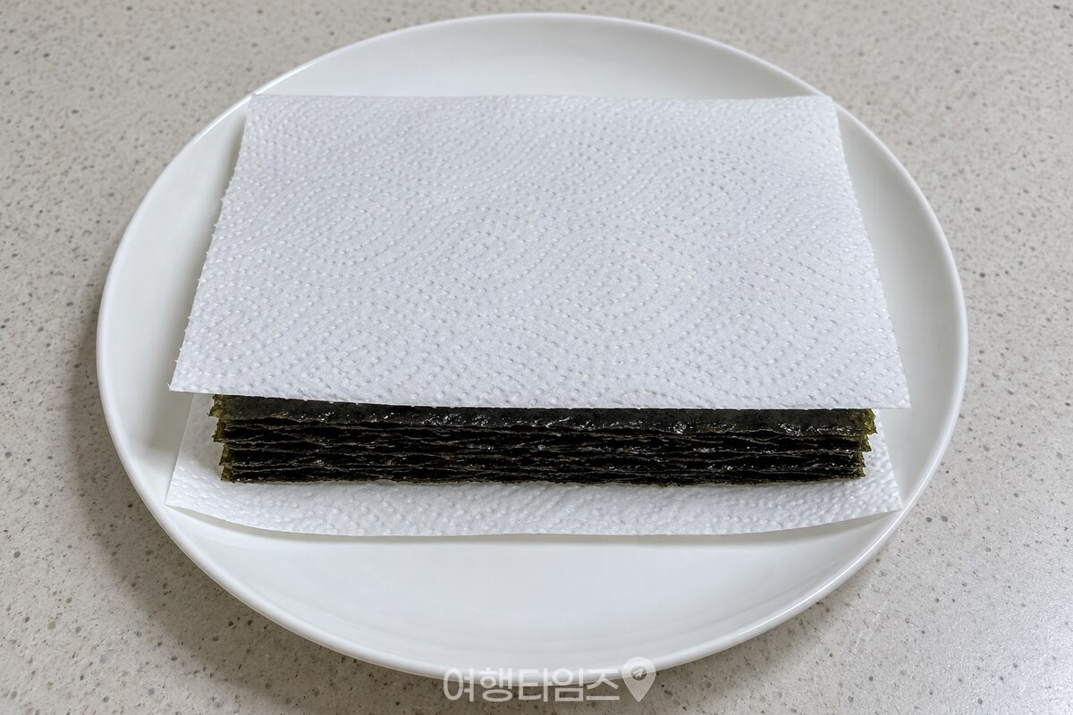 키친타월 두 장 사이에 가지런히 포갠 마른 김 / 기사 이해를 돕기 위한 생성형 이미지