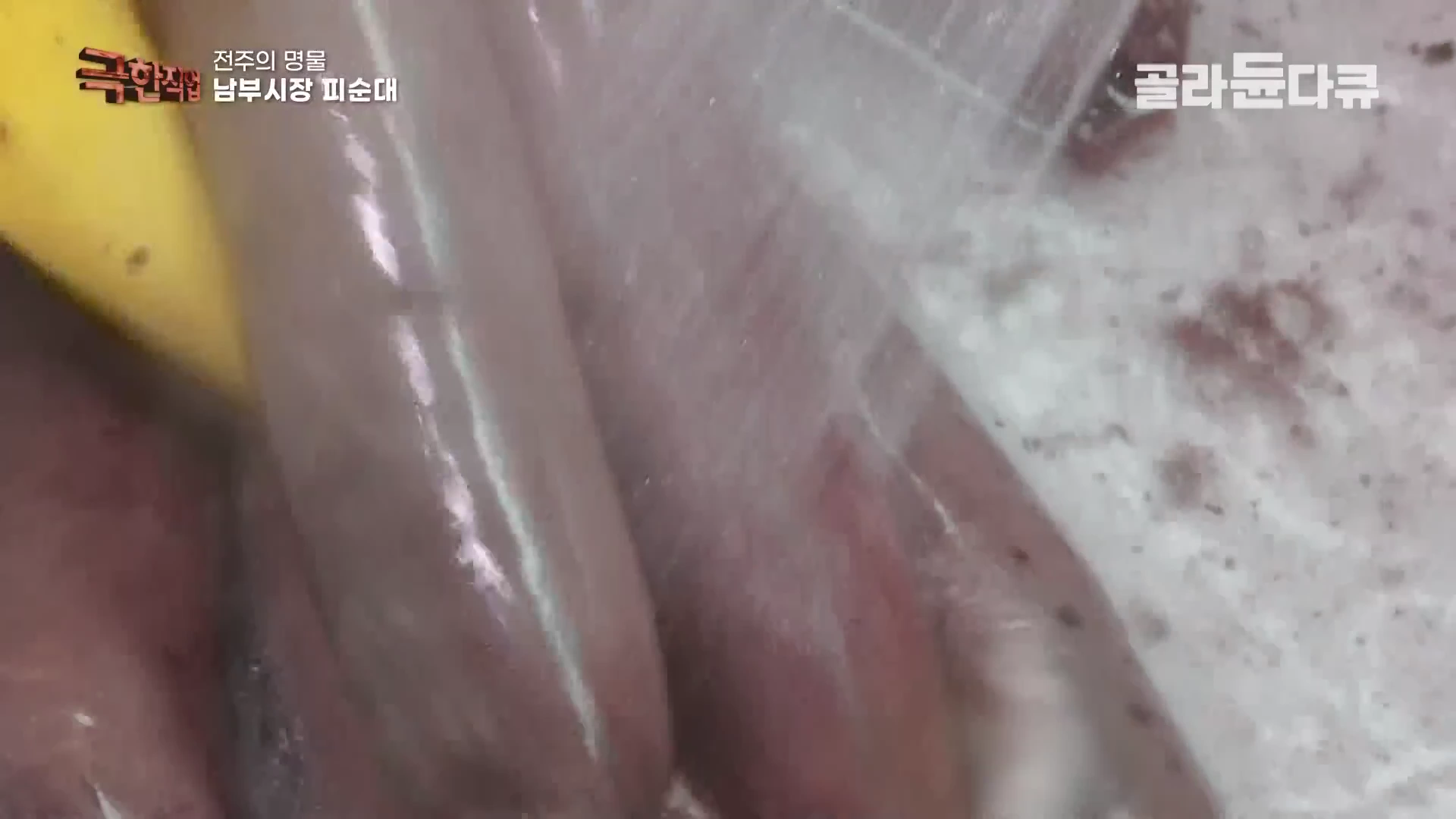 커다란 솥 안에서 보글보글 끓고 있는 통통한 순대 여러 개를 위에서 내려다본 모습이다.