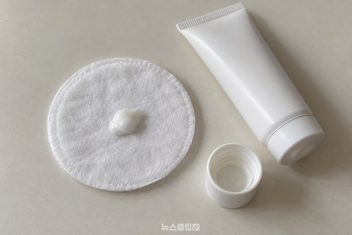 화장솜에 흰 핸드크림을 소량 덜어 낸 모습 / 기사 이해를 돕기 위한 생성형 이미지