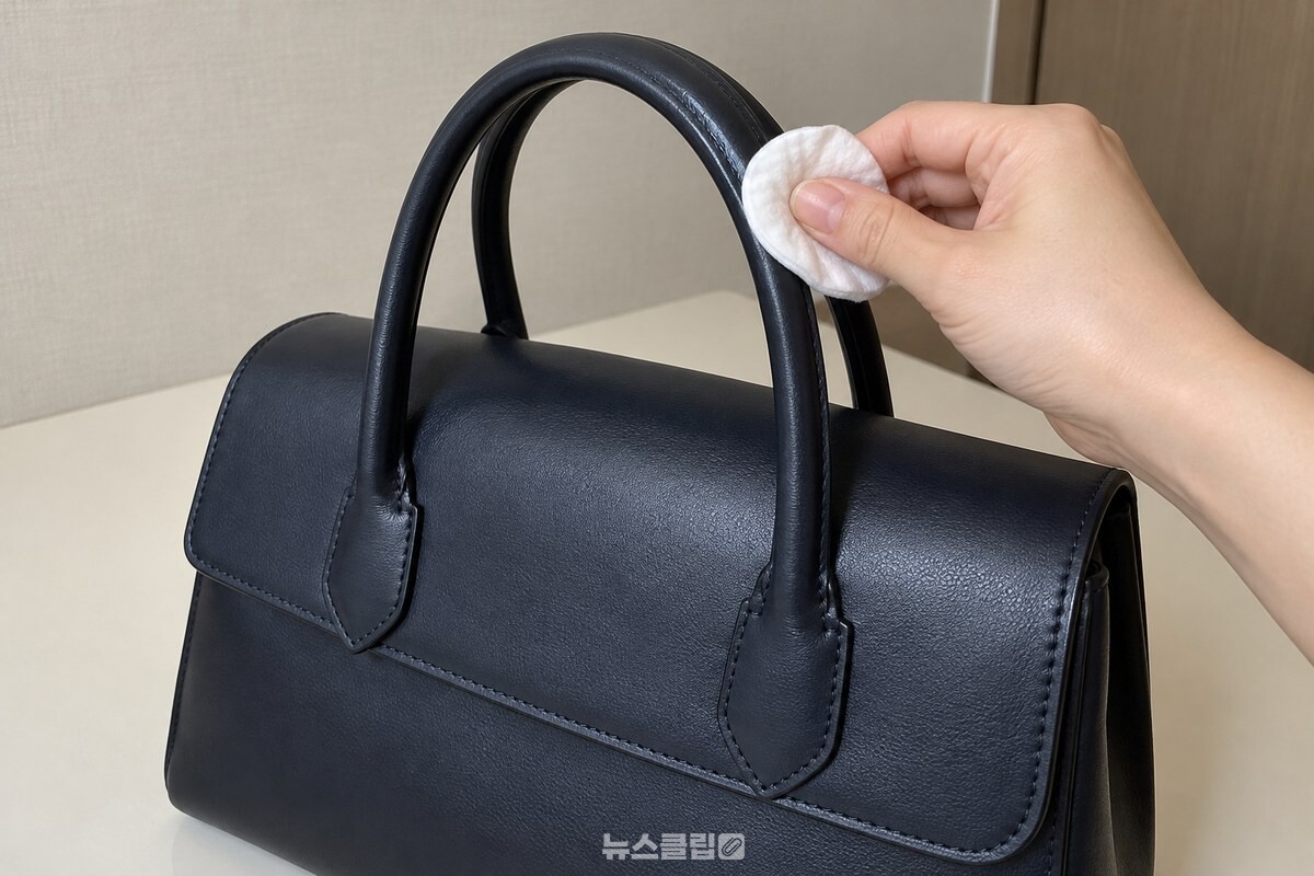 마른 화장솜으로 가죽가방 손잡이를 가볍게 닦는 모습 / 기사 이해를 돕기 위한 생성형 이미지