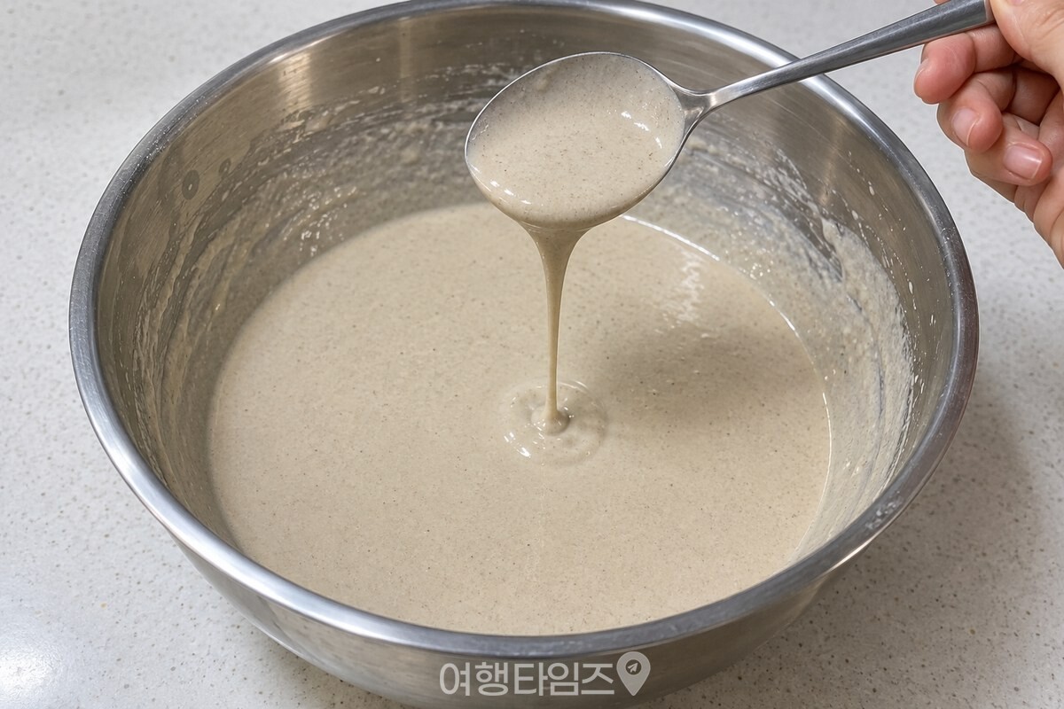 메밀가루를 찬물에 풀어 묽게 만든 반죽 / 기사 이해를 돕기 위한 생성형 이미지