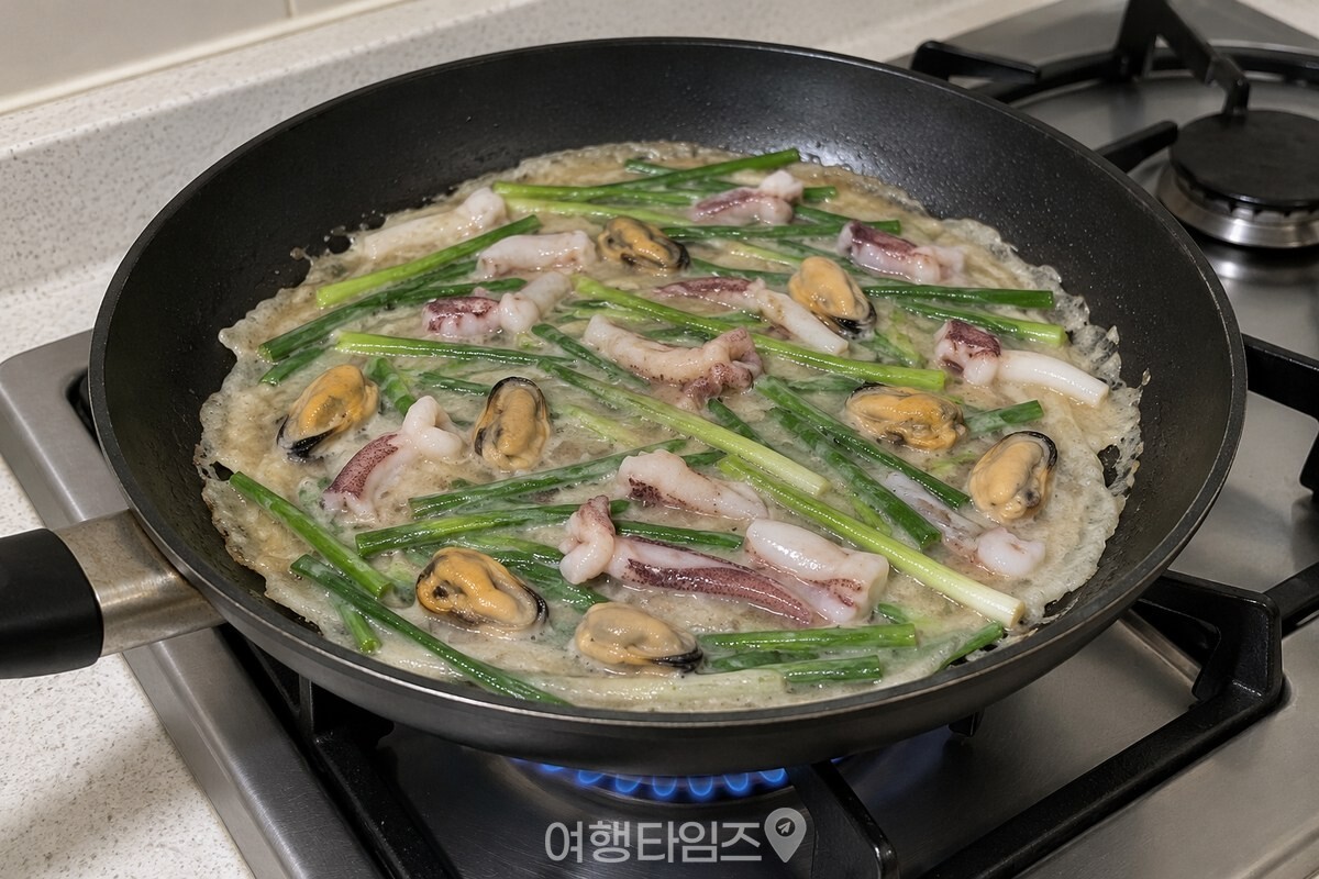 재료가 붙을 만큼 얇게 편 메밀 해물파전 반죽 / 기사 이해를 돕기 위한 생성형 이미지