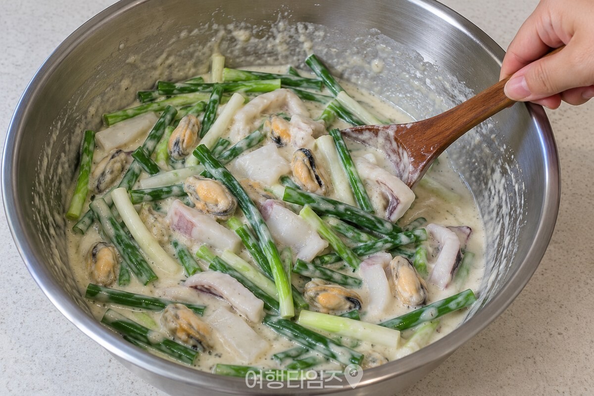 메밀 반죽에 쪽파와 해물을 고루 섞는 모습 / 기사 이해를 돕기 위한 생성형 이미지