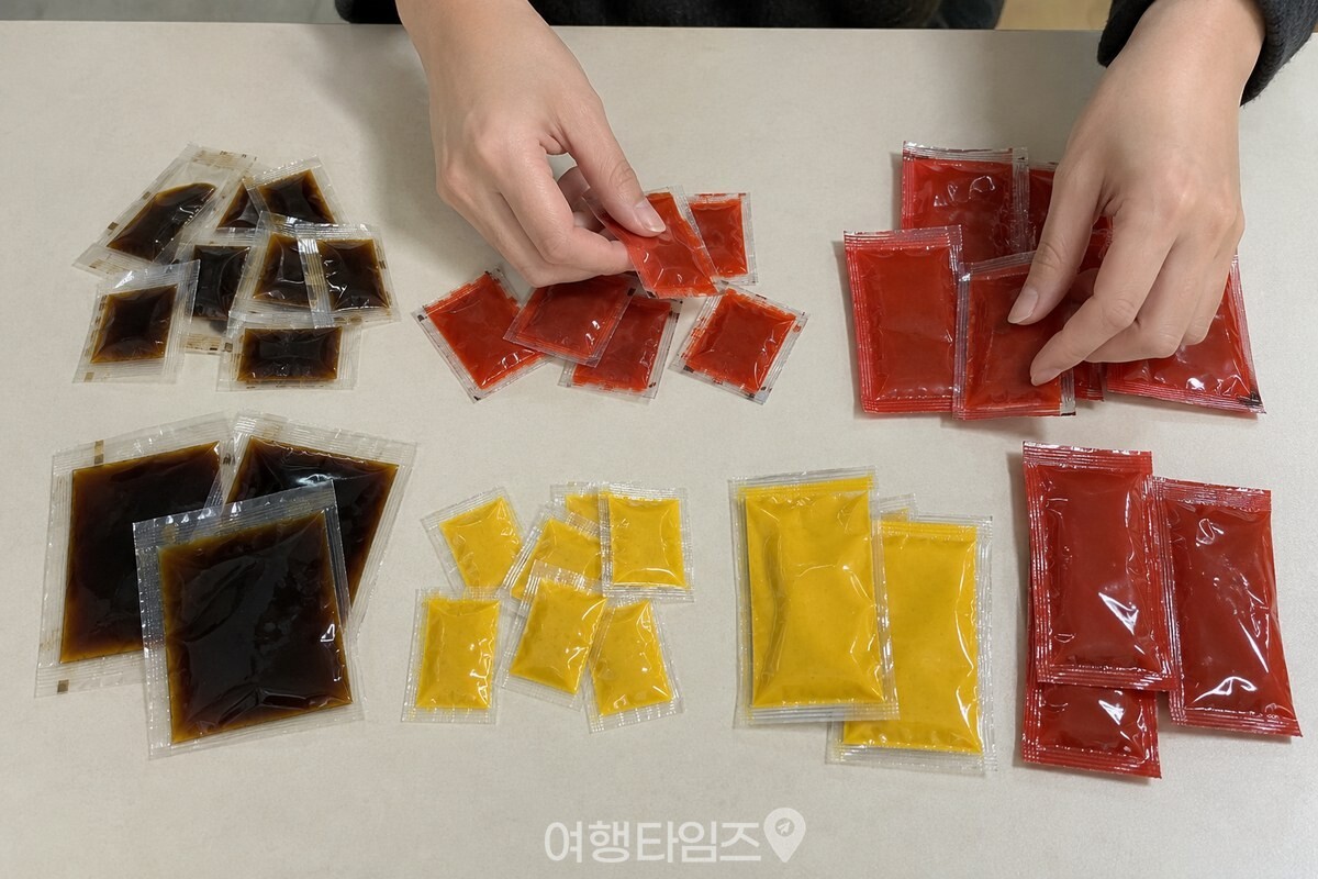 식탁 위에서 소스 봉지를 크기별로 나눠 보는 모습 / 기사 이해를 돕기 위한 생성형 이미지