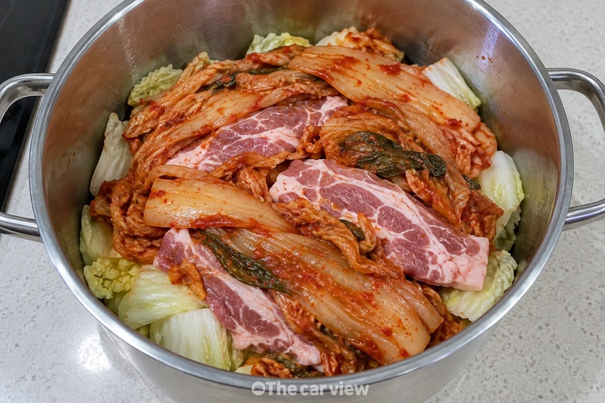 양배추 위에 김치와 목살을 차례로 올린 냄비 / 기사 이해를 돕기 위한 생성형 이미지