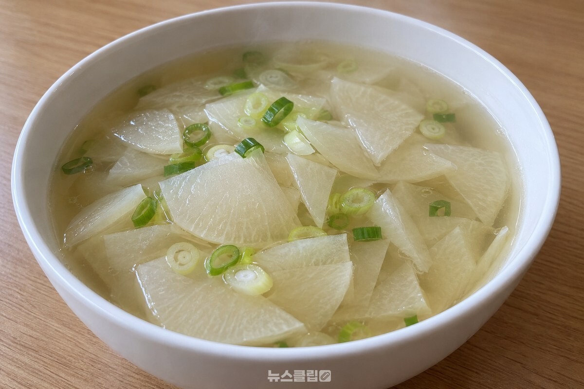 얇게 돌려 썬 무가 담긴 맑은 뭇국 한 그릇 / 기사 이해를 돕기 위한 생성형 이미지