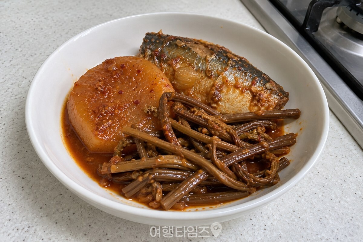 양념 사이로 길게 보이는 고사리 건더기 / 기사 이해를 돕기 위한 생성형 이미지