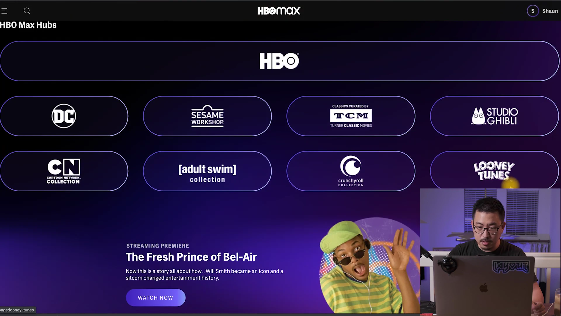 HBO 맥스 스트리밍 플랫폼의 로고들이 정렬된 화면과 노트북 앞에 앉아 설명하는 남성의 모습이 담긴 영상 캡처 화면