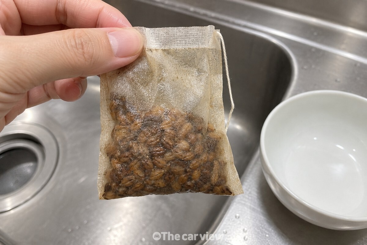 볶은 보리 알갱이가 비치는 젖은 보리차 티백 / 기사 이해를 돕기 위한 생성형 이미지