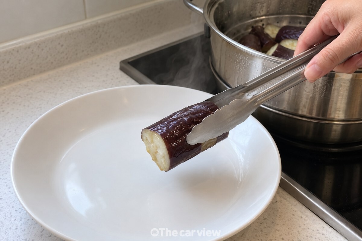 집게로 꺼낸 찐 가지 토막 / 기사 이해를 돕기 위한 생성형 이미지