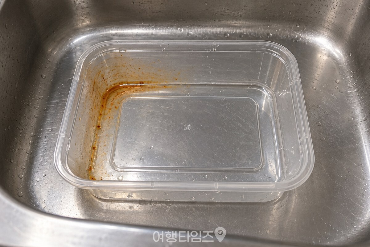 반찬통 안쪽 모서리에 옅은 붉은 기름막이 남은 모습 / 기사 이해를 돕기 위한 생성형 이미지