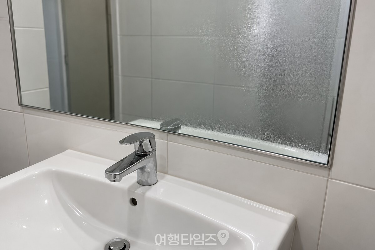 린스를 얇게 펴 바른 욕실 거울 표면 / 기사 이해를 돕기 위한 생성형 이미지