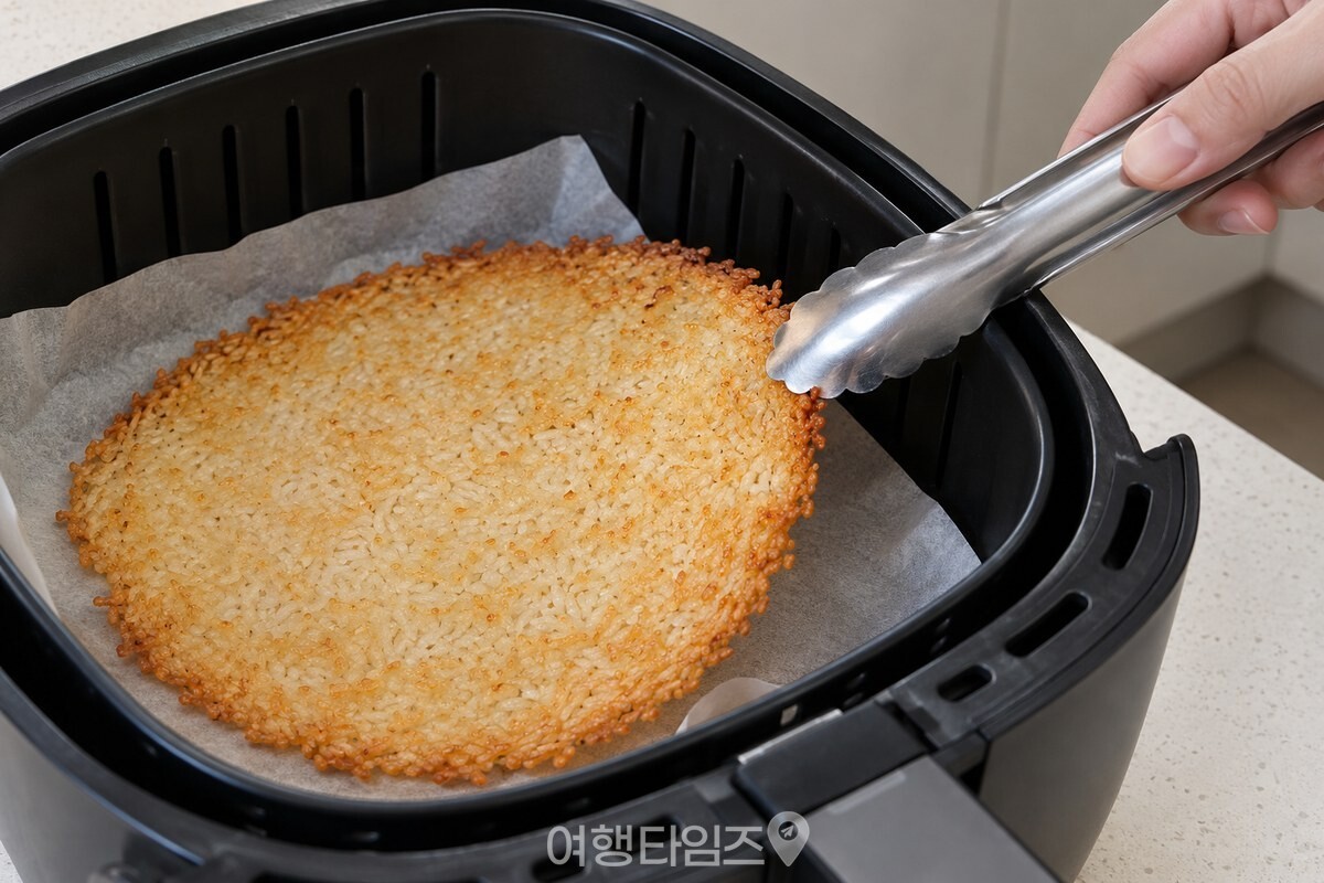 집게로 바스켓에서 꺼내는 얇은 누룽지 / 기사 이해를 돕기 위한 생성형 이미지