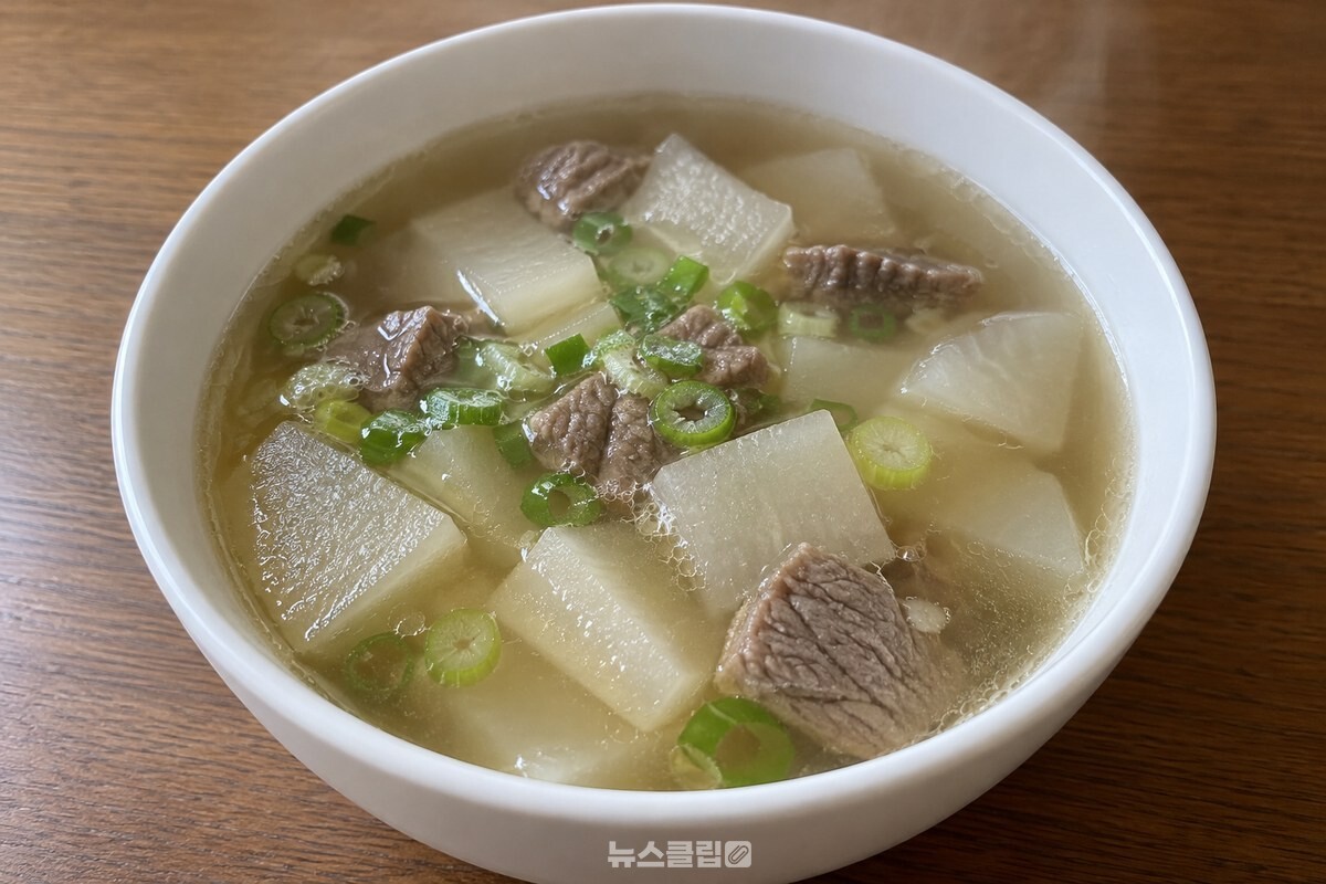 맑은 국물에 무가 담긴 뭇국 한 그릇 / 기사 이해를 돕기 위한 생성형 이미지