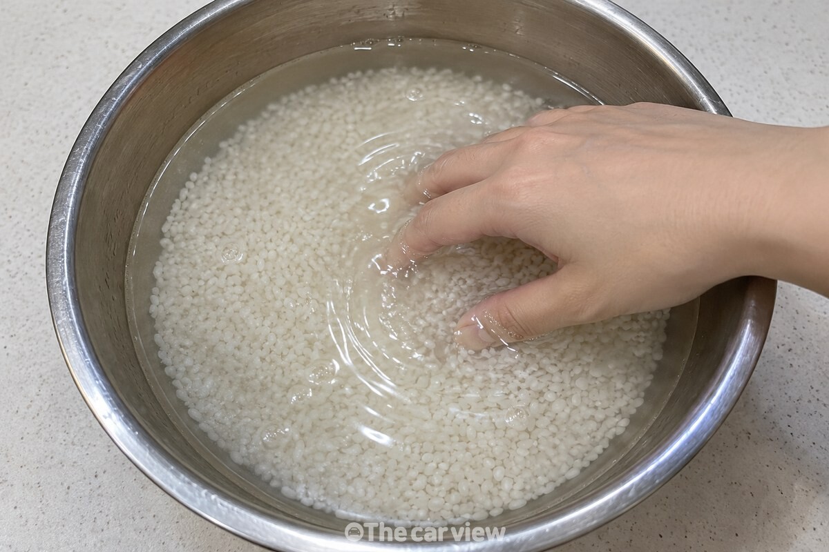 맑은 물 속 쌀을 손끝으로 가볍게 저어 씻는 모습 / 기사 이해를 돕기 위한 생성형 이미지