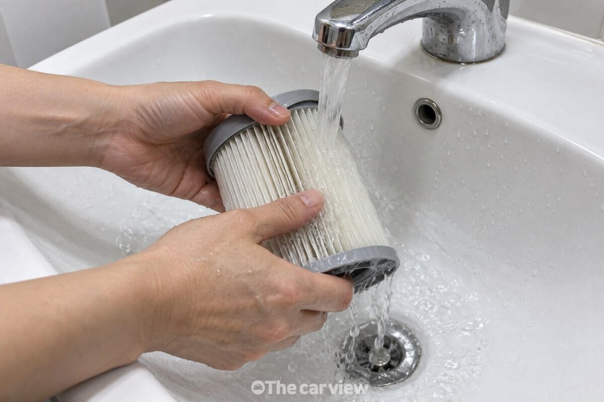 흐르는 물에 가볍게 헹구는 원통형 청소기 필터 / 기사 이해를 돕기 위한 생성형 이미지