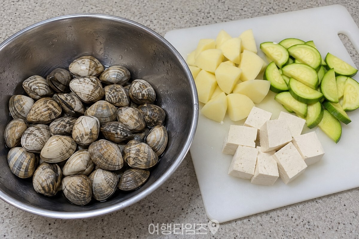 씻은 모시조개와 썰어 둔 찌개 재료 / 기사 이해를 돕기 위한 생성형 이미지