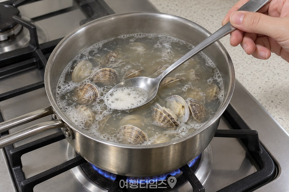 멸치육수 위의 거품을 걷어 내는 모습 / 기사 이해를 돕기 위한 생성형 이미지