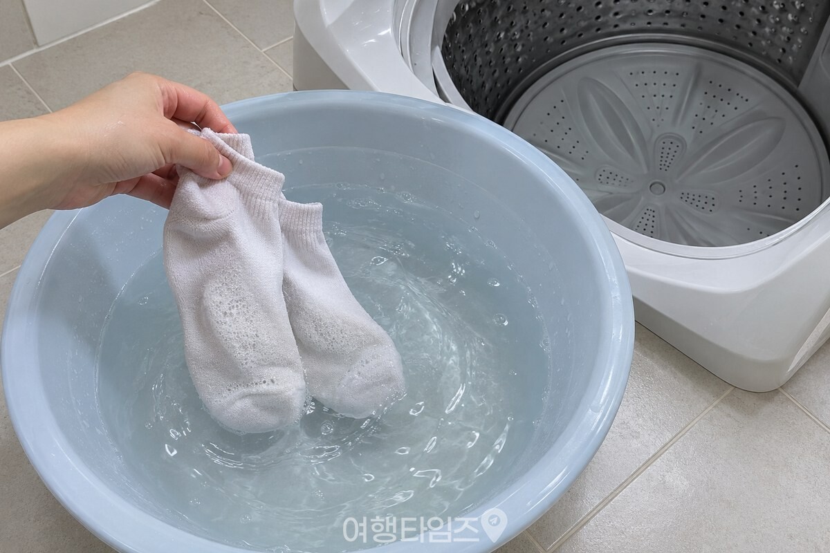 과탄산소다를 녹인 물에 흰 양말을 담그는 모습 / 기사 이해를 돕기 위한 생성형 이미지