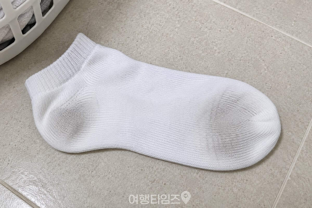 발바닥에 옅은 회색 자국이 남은 흰 양말 / 기사 이해를 돕기 위한 생성형 이미지