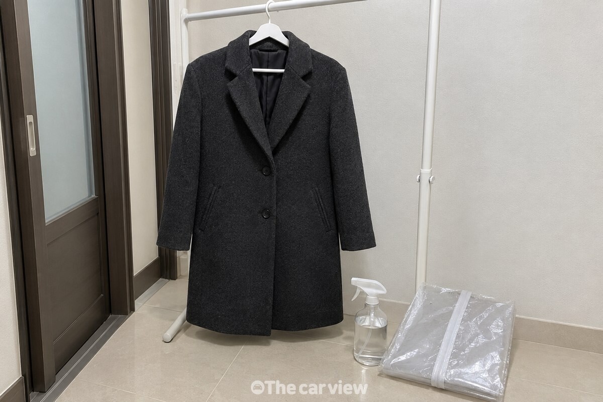 옷걸이에 건 코트와 섬유탈취제, 큰 비닐을 준비한 모습 / 기사 이해를 돕기 위한 생성형 이미지