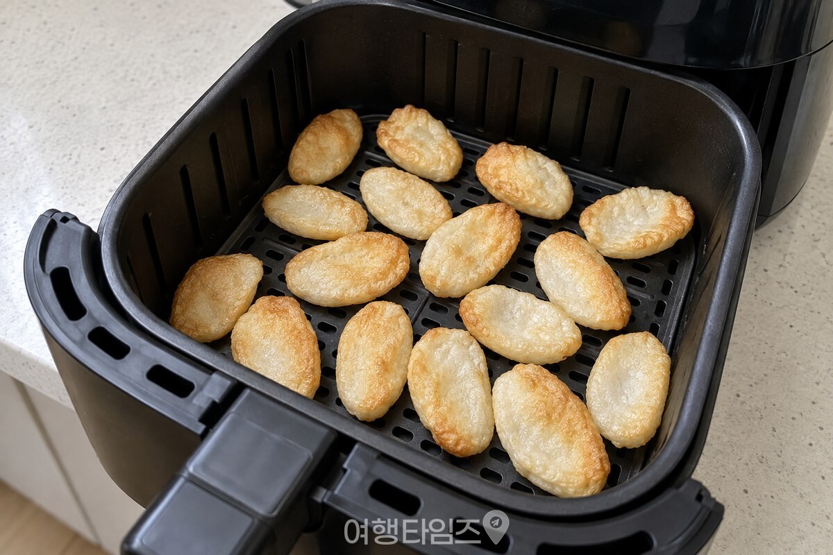 노릇하게 부푼 떡국떡이 담긴 에어프라이어 바스켓 / 기사 이해를 돕기 위한 생성형 이미지