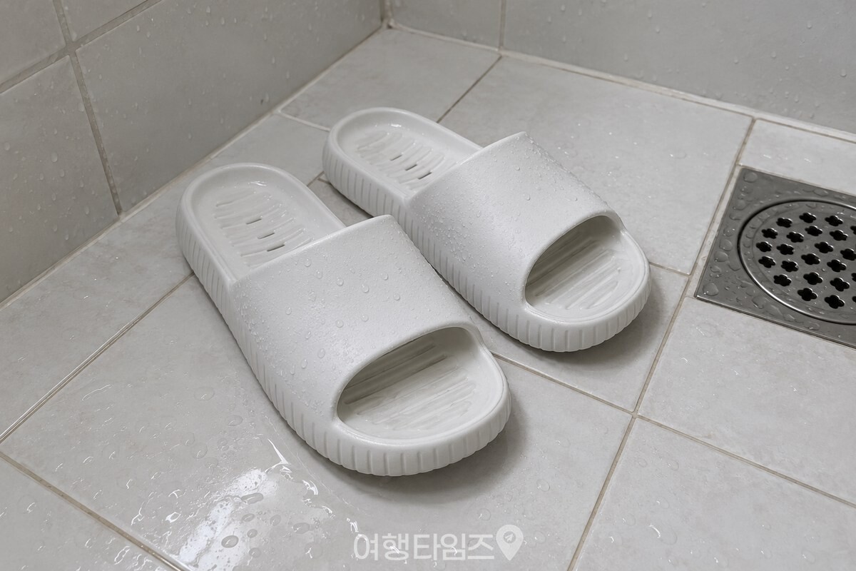 깨끗이 헹군 흰색 욕실화 한 켤레 / 기사 이해를 돕기 위한 생성형 이미지