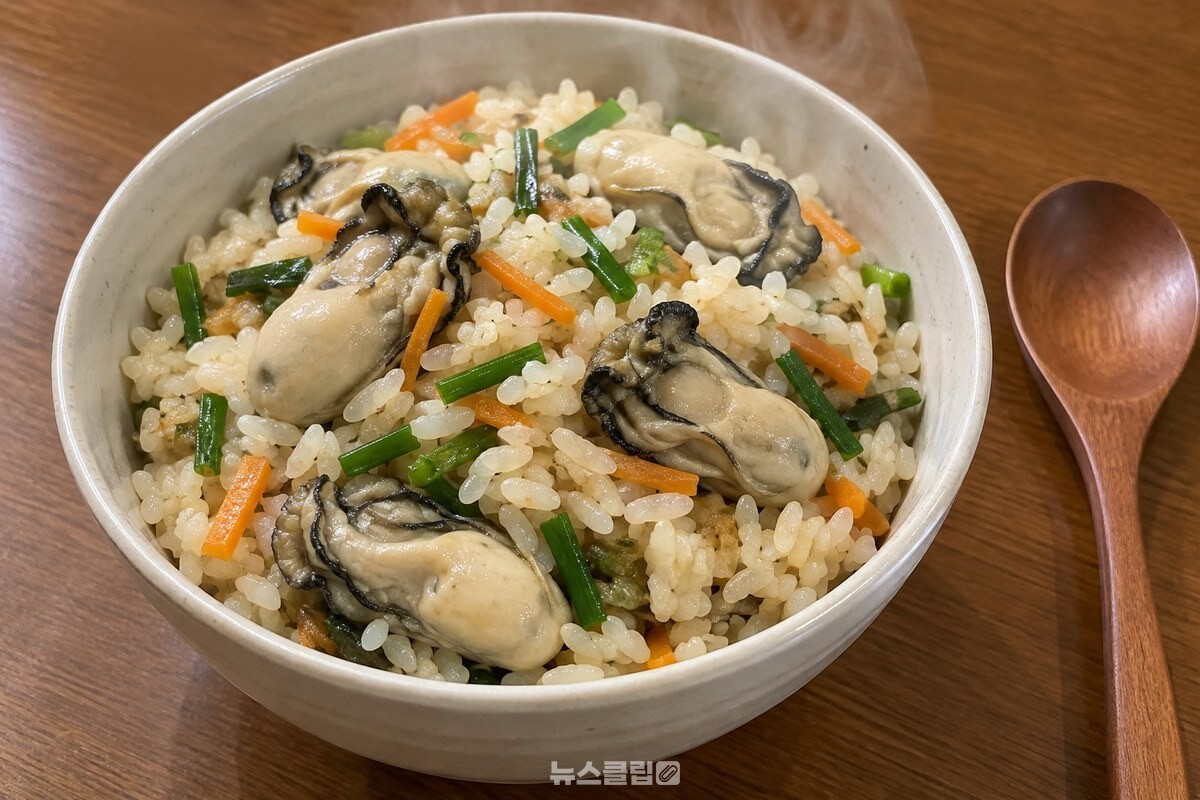 통통한 굴과 채소를 올린 완성 굴밥 / 기사 이해를 돕기 위한 생성형 이미지